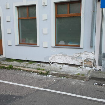 Wieczorna „wizyta” na Katedralnej. Volkswagen wjechał w budynek