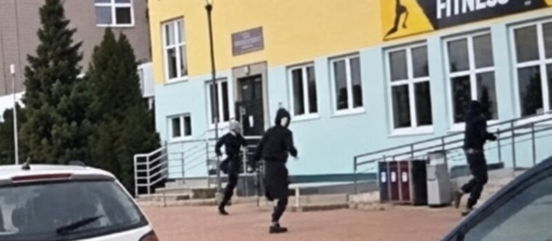 Gorąco przed derbami! Policyjna interwencja przy hali w Kamieniu Pomorskim Gorąco przed derbami! Policyjna interwencja przy hali w Kamieniu Pomorskim