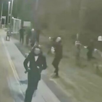 Nocny wandalizm na kolei. 30 osób zatrzymało pociąg i pomalowało wagony