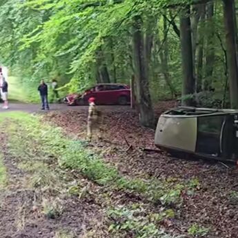 Kolejny wypadek tuż za Wisełką. Mercedes wypadł z drogi i dachował