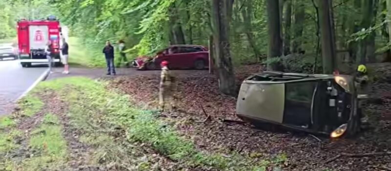 Kolejny wypadek tuż za Wisełką. Mercedes wypadł z drogi i dachował