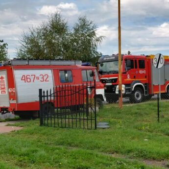 72-latka z urazem biodra potrzebowała pomocy. Strażacy wsparli ZRM w Kłębach