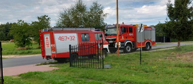 72-latka z urazem biodra potrzebowała pomocy. Strażacy wsparli ZRM w Kłębach