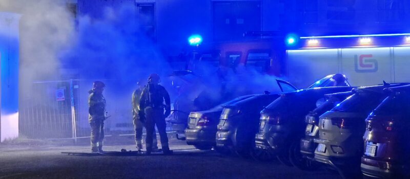Gęsty dym wydobywał się z BMW. Akcja strażaków w Kamieniu Pomorskim
