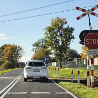 Niebezpiecznie na drodze tuż za Kamieniem Pomorskim! Sygnalizacja kolejowa nie działa!
