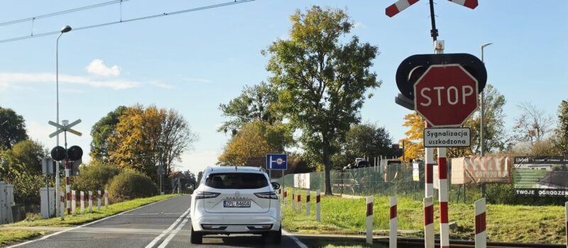 Niebezpiecznie na drodze tuż za Kamieniem Pomorskim! Sygnalizacja kolejowa nie działa!
