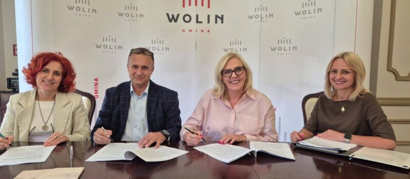 Ponad 1,5 mln zł na dwie drogi w gminie Wolin. Podpisano umowy na przebudowę