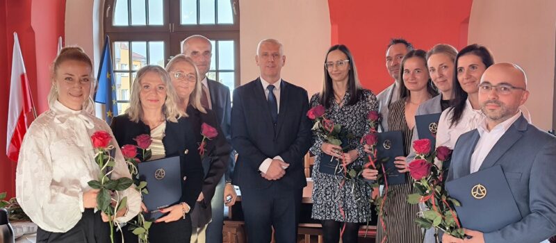 Nagrody Burmistrza Kamienia Pomorskiego dla nauczycieli. Dziesięć osób wyróżnionych za pracę i zaangażowanie