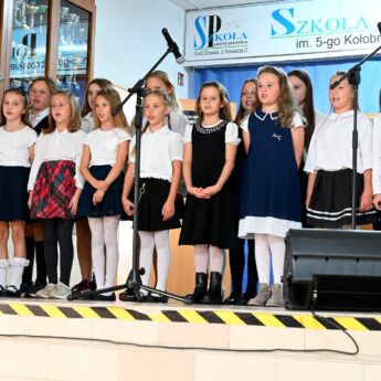 Nagrody, podziękowania i kwiaty. Dzień Edukacji Narodowej w Szkole Podstawowej w Dziwnowie