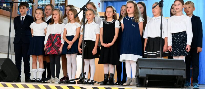 Nagrody, podziękowania i kwiaty. Dzień Edukacji Narodowej w Szkole Podstawowej w Dziwnowie