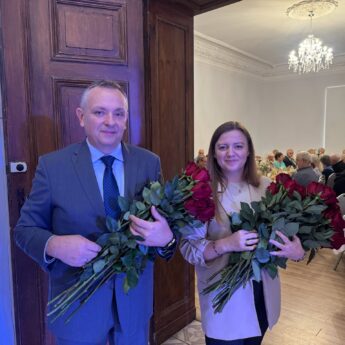 Seniorzy świętowali w Pałacu w Gostyniu. Nie zabrakło kwiatów, życzeń i wspólnych rozmów
