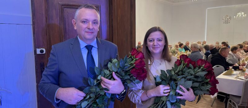 Seniorzy świętowali w Pałacu w Gostyniu. Nie zabrakło kwiatów, życzeń i wspólnych rozmów