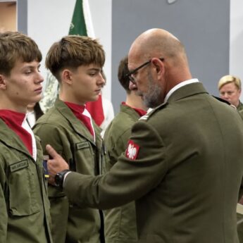 Ślubowanie w mundurach. Szef WCR z Kamienia Pomorskiego towarzyszył młodym kadetom