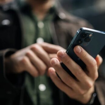 Oszuści potrafią już podrobić głos bliskiej osoby! Policja ostrzega przed nową metodą wyłudzania pieniędzy