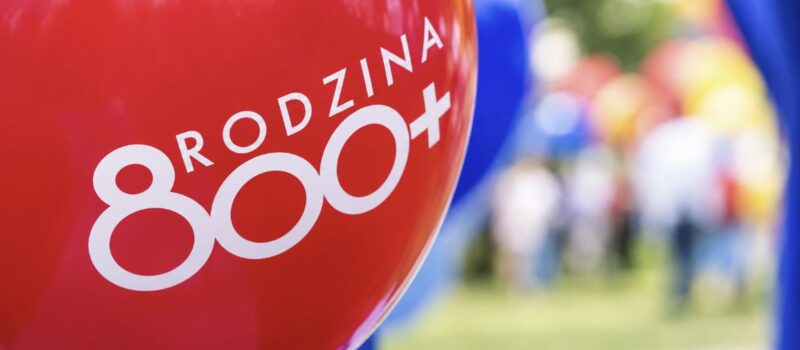 800 plus warte dziś mniej niż dawne 500 zł! Inflacja zjada pieniądze dla rodzin