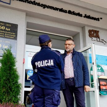 Policja pojawiła się w kamieńskich szkołach! „Krwawy piątek” postawił placówki w stan gotowości