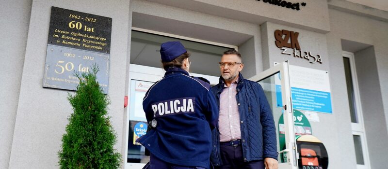 Policja pojawiła się w kamieńskich szkołach! „Krwawy piątek” postawił placówki w stan gotowości