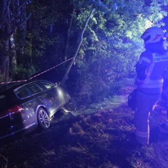 Volkswagen w rowie w Skarchowie. Służby ruszyły na pomoc,