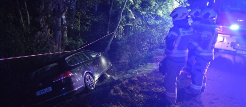 Volkswagen w rowie w Skarchowie. Służby ruszyły na pomoc, Volkswagen w rowie w Skarchowie. Służby ruszyły na pomoc,