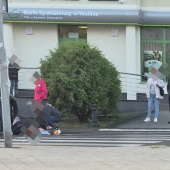 Potrącenie kobiety na pasach w centrum Kamienia Pomorskiego. Kierowca odjechał