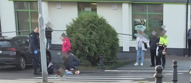 Potrącenie kobiety na pasach w centrum Kamienia Pomorskiego. Kierowca odjechał