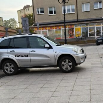 Po co komu miejsca parkingowe? Mistrz parkowania pod kamieńskim ratuszem