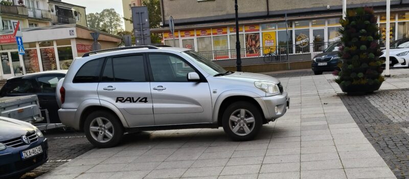 Po co komu miejsca parkingowe? Mistrz parkowania pod kamieńskim ratuszem
