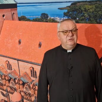 500-letnie dachówki i średniowieczna konstrukcja. Niezwykły dokument o kamieńskiej katedrze [FILM]