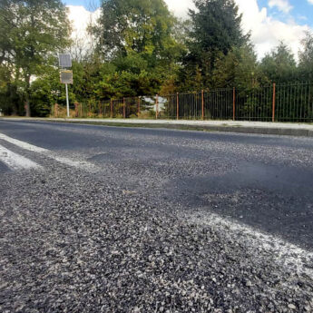 Załatali drogę i zostawili grys na jezdni. Kierowcy dostają kamieniami po szybach