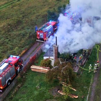 Pożar na jednej z posesji w Stawnie. Do akcji skierowano 5 zastępów straży