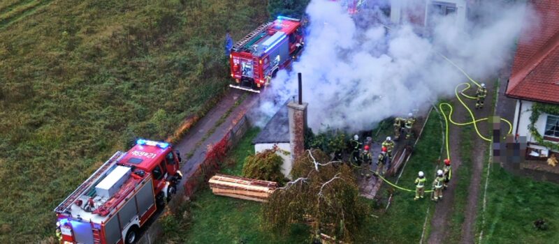 Pożar na jednej z posesji w Stawnie. Do akcji skierowano 5 zastępów straży Pożar na jednej z posesji w Stawnie. Do akcji skierowano 5 zastępów straży