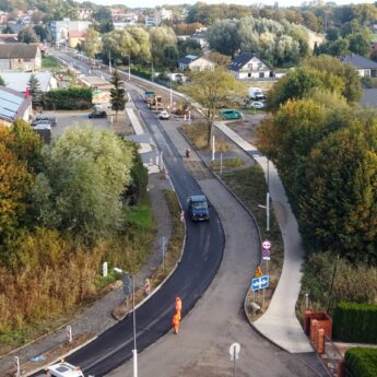 Asfalt pojawia się na Orzeszkowej. Wykonawca wchodzi w ostatni etap prac