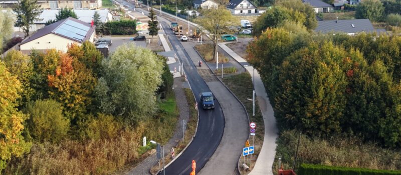 Asfalt pojawia się na Orzeszkowej. Wykonawca wchodzi w ostatni etap prac Asfalt pojawia się na Orzeszkowej. Wykonawca wchodzi w ostatni etap prac